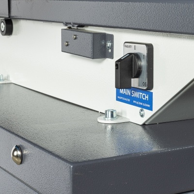 caixa metálica cinza com interruptor principal preto e rótulo azul MAIN SWITCH