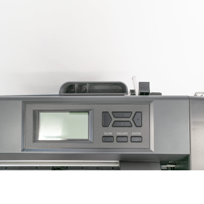 Interface de máquina cinzenta com ecrã digital e botões de controlo pretos