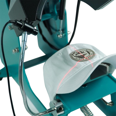 Boné branco com logótipo de artes marciais numa máquina azul turquesa