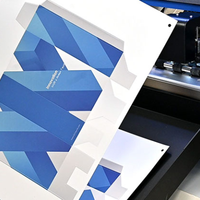 Folheto dobrável impresso em azul e branco numa impressora de grande formato