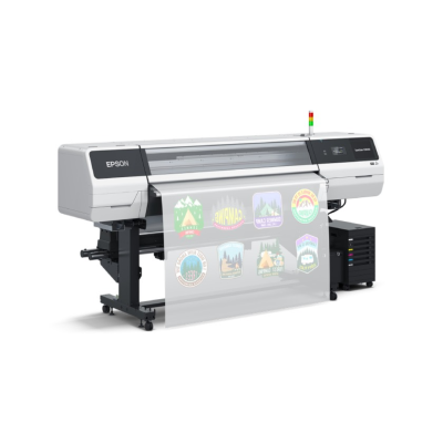 Impressora Epson SureColor SC-S80600 a imprimir folhas transparentes com emblemas coloridos