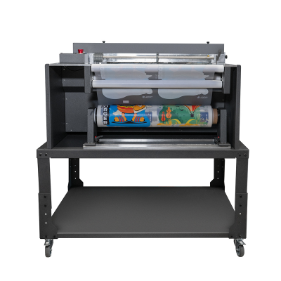 Impressora de grande formato com rolos de papel colorido e estrutura metálica com rodas
