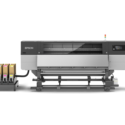 Impressora grande formato Epson SureColor F20070 com cartuchos coloridos ao lado