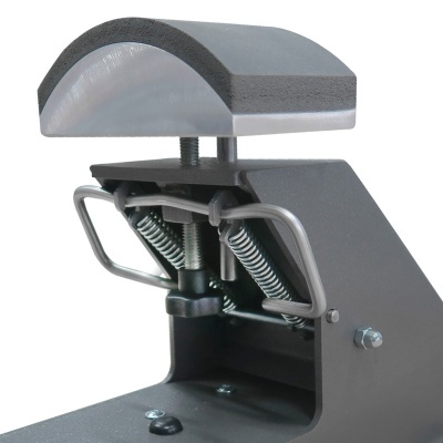 Prensa metálica preta com almofada semicircular cinzenta e molas metálicas