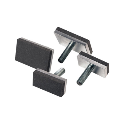 Parafusos com bases retangulares metálicas e borracha preta