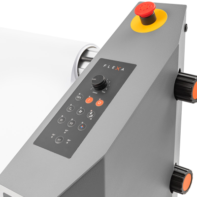 Máquina cinzenta com botões laranja e painel FLEXA