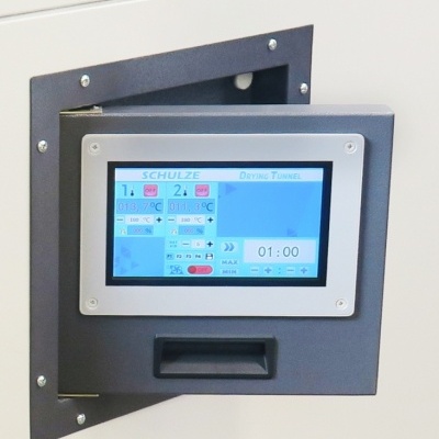 Painel digital SCHULZE Drying Tunnel numa máquina industrial branca e preta