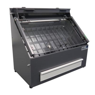 Máquina industrial cinza com tampa transparente inclinada e alça branca