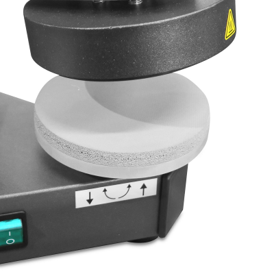 Máquina de prensa térmica com base branca e estrutura preta