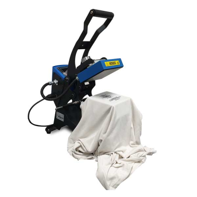 Máquina de estampar t-shirts com t-shirt branca na prensa e aviso de segurança amarelo