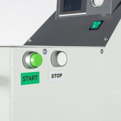 Painel de controlo metálico com botões START e STOP e medidor analógico