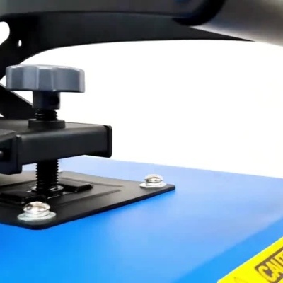 Prensa térmica Calortrans para estampar uma t-shirt azul