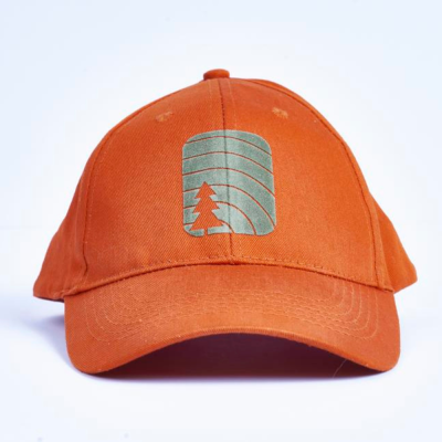 Boné laranja com logotipo cinzento de árvore e linhas curvas