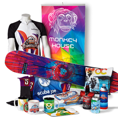 Coleção de produtos variados incluindo skateboard, t-shirt, canecas, garrafas e faixa colorida