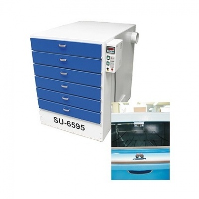 Móvel branco com seis gavetas azuis e controlo digital