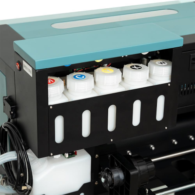 Impressora industrial com quatro frascos de tinta CMYK