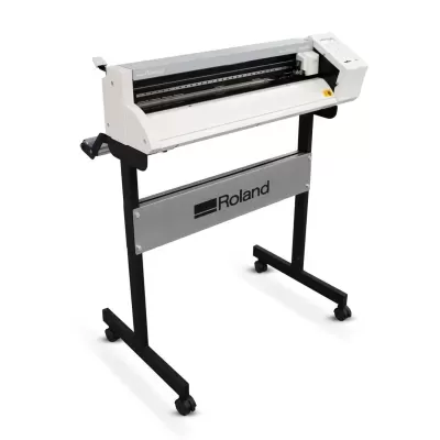 Impressora ou plotter Roland branca com suporte preto e painel cinza