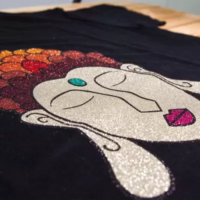 T-shirt preta com estampa brilhante de rosto estilizado colorido