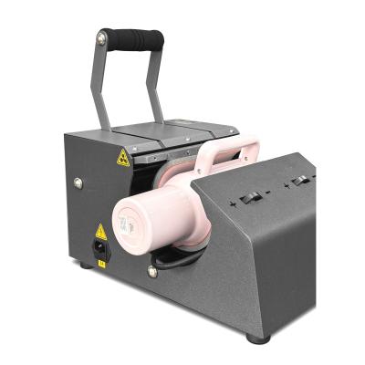 Máquina de estampar canecas cinza com caneca rosa e controles + e -