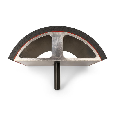 Peça metálica semicircular com revestimento preto e linha vermelha