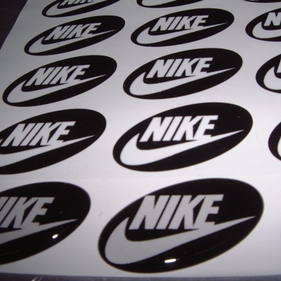 Autocolantes ovais pretos com o logotipo branco da NIKE