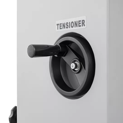 Tensionador preto em equipamento branco com etiqueta TENSIONER