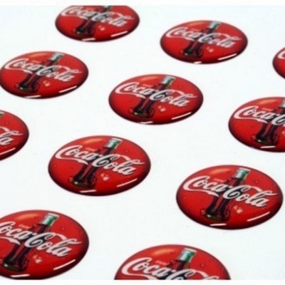 Botões redondos vermelhos com o logo da Coca-Cola e imagem de garrafa
