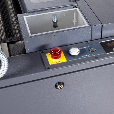 painel de controlo de máquina industrial com botões