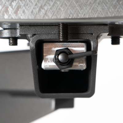 Suporte preto metálico com parafusos e porca hexagonal