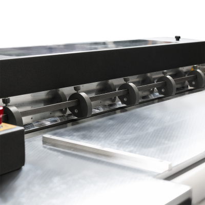 Máquina industrial metálica com cilindros alinhados e painel de controlo