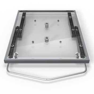 Prateleira translúcida retangular com armação cinzenta e suportes metálicos