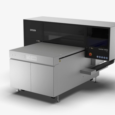 Impressora industrial Epson SureColor V4000 cinza com painéis pretos em fundo branco