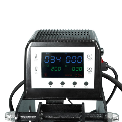 Aparelho eletrónico com ecrã digital e botões preto numa estrutura metálica preta