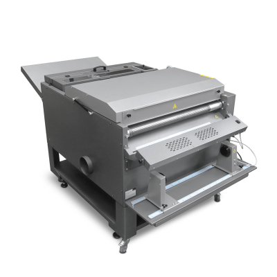 Impressora industrial cinza escuro com tampa aberta e rolos visíveis