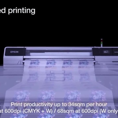 Impressora Epson industrial de grande formato em processo de impressão e aplicação de soluções cloud.