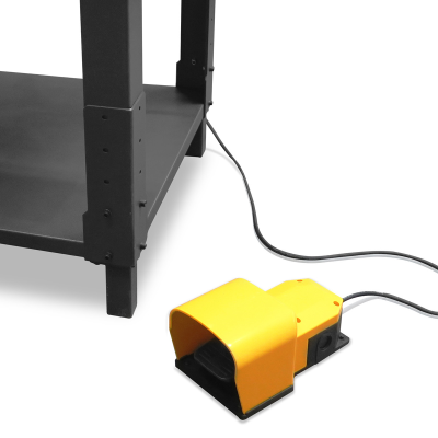 Pedal elétrico amarelo com cabo ao lado de estrutura metálica cinza