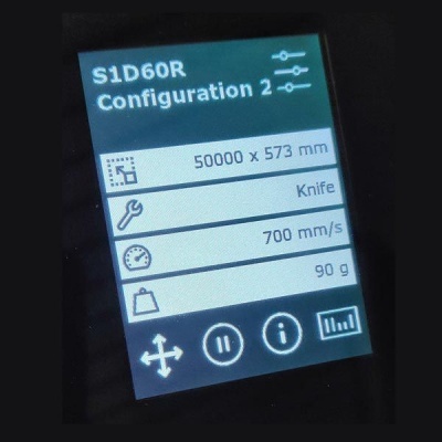 Ecrã digital com dados técnicos e ícones em fundo escuro
