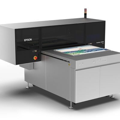 Impressora Epson SureColor V4000 profissional a imprimir imagem colorida