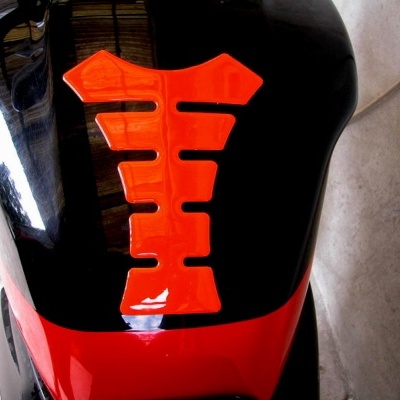 Tanque de combustível preto brilhante com decalque vermelho e faixa vermelha