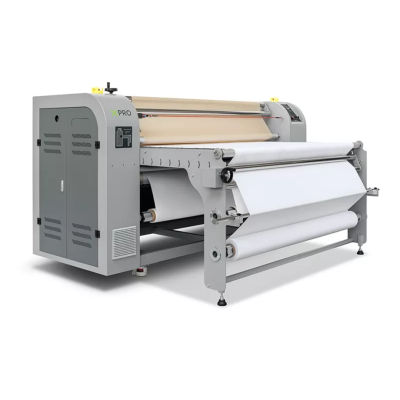 Máquina industrial com rolos de tecido branco