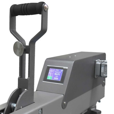 Dispositivo industrial cinza com alavanca preta e visor digital colorido em fundo branco