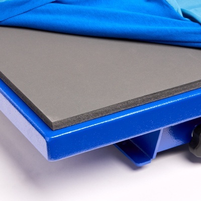 Placa cinzenta de espuma sobre base metálica azul com tecido azul claro