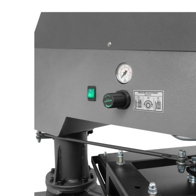 Parte superior de máquina industrial com controles e manómetro