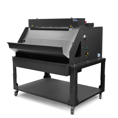 Máquina industrial preta com rodas em suporte metálico