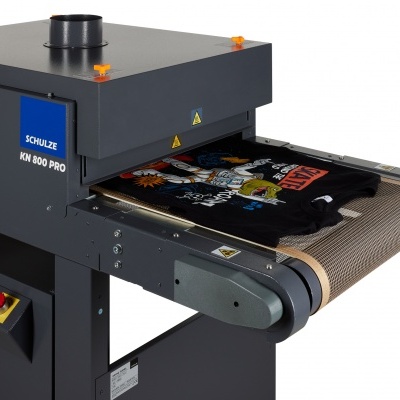 Máquina de impressão têxtil SQUIZE KM 500 PRO com t-shirt preta estampada