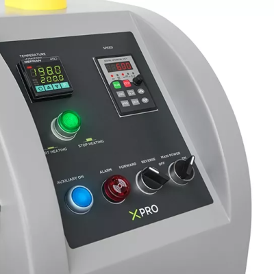 Painel de máquina industrial cinza com mostradores digitais, botões coloridos e botões rotativos