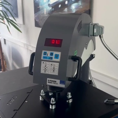 Máquina de estampar E-Power Duo Press com painel digital e ajustes mecânicos num interior