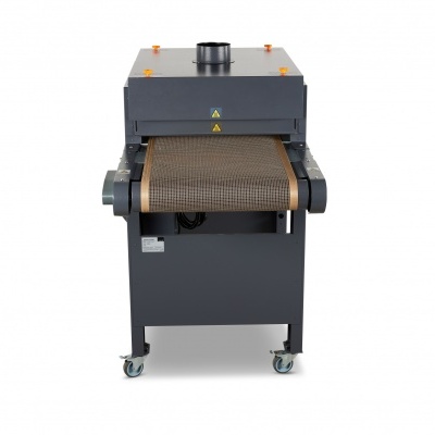 Máquina industrial cinza escuro com correia transportadora marrom e rodas