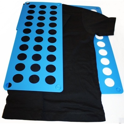 Moldes azuis com círculos sobre uma t-shirt preta