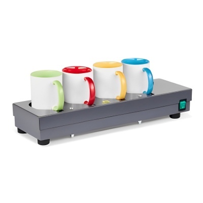 Base metálica cinzenta com quatro canecas brancas de pegas coloridas
